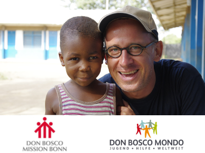 Bruder Lothar mit einem Waisenkind © Don Bosco Mission