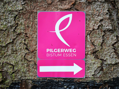Auf mehr als 200 Kilometern markiert dieses Wegzeichen den Pilgerweg im Bistum Essen. Foto: Oliver Müller - Bistum Essen Auf mehr als 200 Kilometern markiert dieses Wegzeichen den Pilgerweg im Bistum Essen. Foto: Oliver Müller - Bistum Essen
