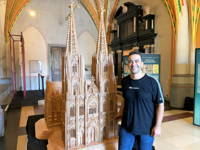 Der syrische Künstler Fadell Alkhuder und sein Holz-Modell des Kölner Doms Foto © Elvis Katti-caren/Bildungswerk Köln
