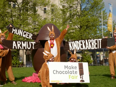 Aktivisten im Osterhasenkostüm protestieren gegen Kinderarbeit