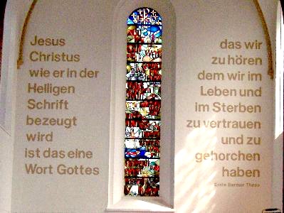 die 1. These der Barmer Erklärung auf einer Kirchenwand