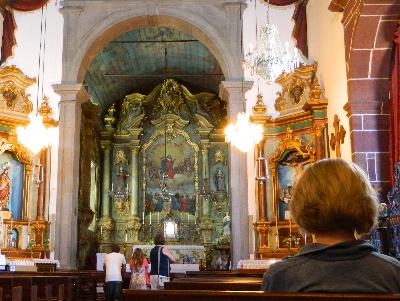 betende Menschen in einer prunkvollen Kirche