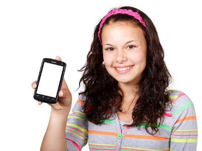 junges Mädchen zeigt stolz ihr Smartphone