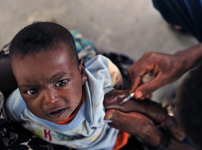 afrikanisches Kleinkind erhält eine Spritze in den Arm