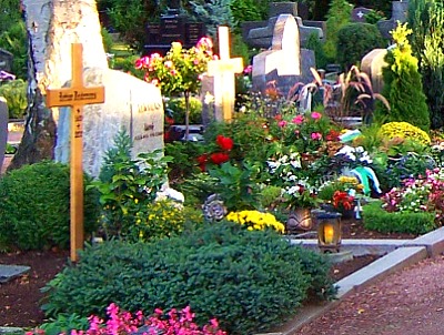 Gräber und Grabsteine auf einem Friedhof