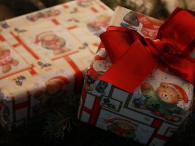 zwei weihnachtlich eingepackte Geschenkkartons