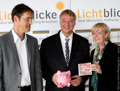 von rechts:NRW-Ministerpräsidentin Hannelore Kraft, Michael Holm von der Neusser Lichtblicke-Show und Lichtblicke-Schirmherr Udo Kraft