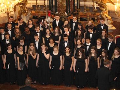 festlicher Chor in einer Kirche