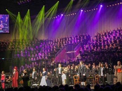 Publikum vor Musicalbühne mit Darstellern und Chor