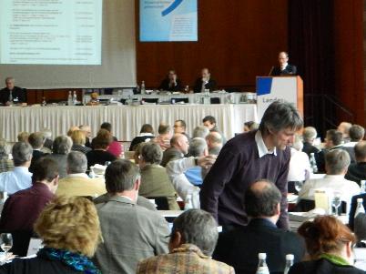 Abgeordnete im Tagungssaal der rheinischen Landessynode in Bad Neuenahr
