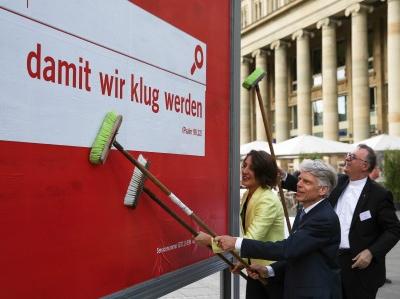 Die Losung für den Ev. Kirchentag 2015 in Stuttgart wird bei einer Plakataktion vorgestellt