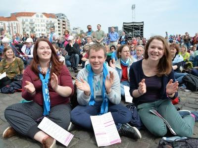 Fröhliche junge Leute beim Evangelischen Kirchentag 2013 in Hamburg