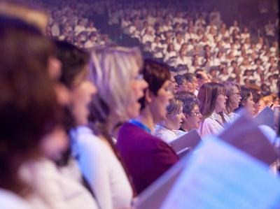 Großer Chor beim Pop-Oratorium 'Die 10 Gebote'