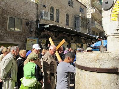 Pilgergruppe mit Kreuz in Jerusalem