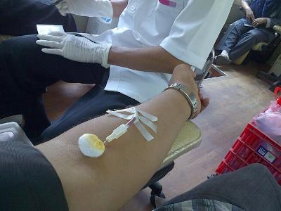 Unterarm mit Injektionsnadel während einer Blutspende