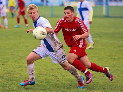 zwei junge Fußballspieler im Kampf um den Ball