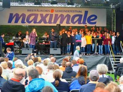 Publikum und Bühne open-air bei der Maximale