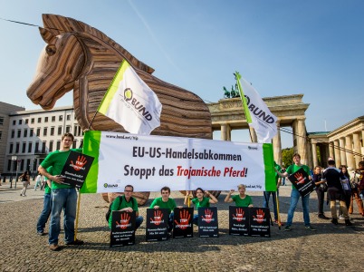 Mit einem Trojanischen Pferd demonstrierte der Bund für Umwelt- und Naturschutz Deutschland in Berlin gegen das Freihandelsabkommen TTIP.