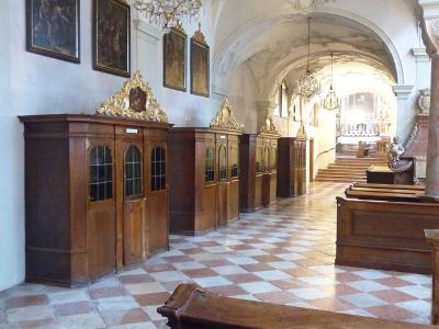 drei Beichtstühle in einer Kirche