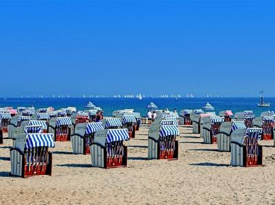 Strandkörbe an einem menschenleeren Strand