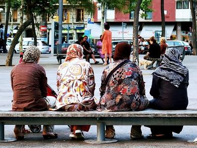 Vier Frauen mit Kopftuch auf einer Bank