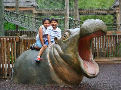 Zwei Kinder im Zoo