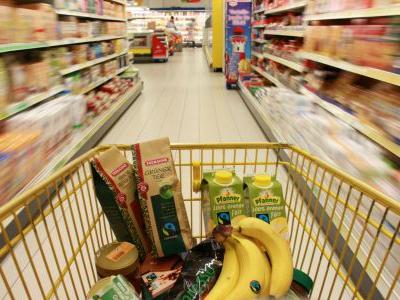 Einkauswagen mit fair gehandelten Produkten in einem Supermarkt