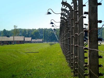 Stacheldrahtzaun und Baracken im KZ Auschwitz