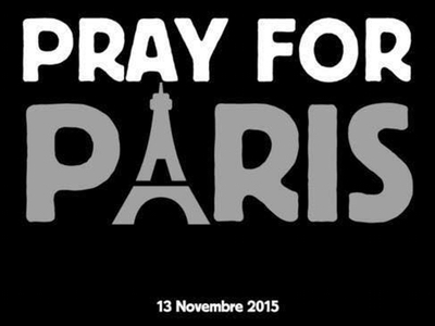 Zeichnung: die Worte Pray For Paris auf schwarzem Hintergrund