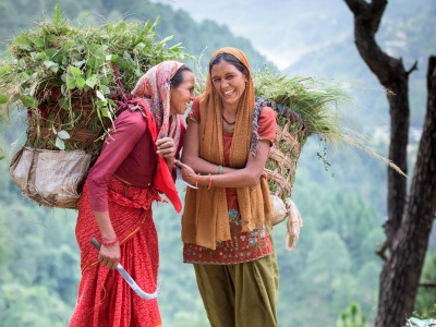 zwei indische Bäuerinnen mit gefülten Erntekörben