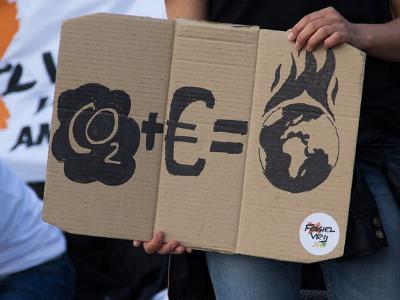 Demonstranten protestieren mit einem Schild gegen die Klimapolitik