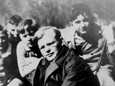 Dietrich Bonhoeffer mit Schülern im Frühjahr 1932