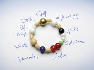 ein Armband mit bunten Perlen für das Handgelenk