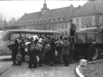 Deutsche Vertriebene warten im Umsiedlerlager Heiligenstadt in Thüringen auf ihre Weiterfahrt per Bus.