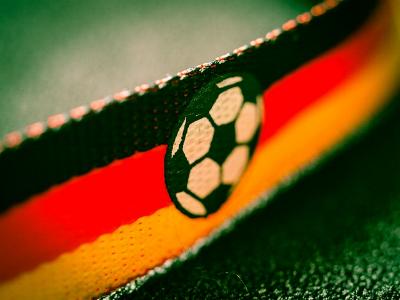 Fan-Schal in schwarz-rot-gold mit eingesticktem Fußball