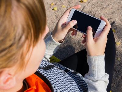 junges Mädchen tippt auf ihrem Smartphone