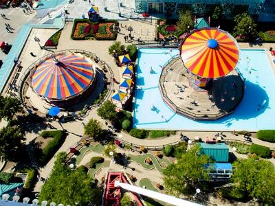 ein Freizeitpark mit Karussell von oben betrachtet 