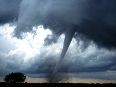 dunkle Wolken und ein Tornado ziehen über das Land