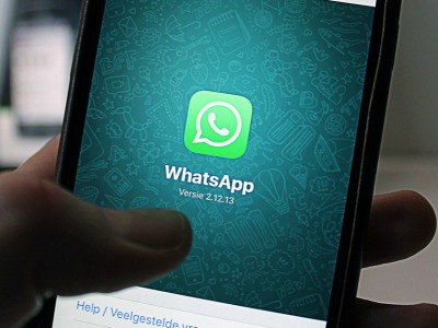 das WhatsApp-Logo leuchtet auf einem Smartphone-Bildschirm