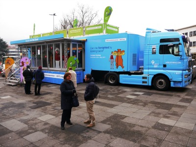 der Luther-Truck: ein himmelblauer LKW mit Auflieger