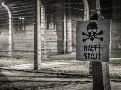 Warnschild mit Totenkopf im KZ Auschwitz