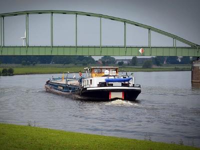 Fluss mit Binnenschiff