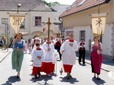 Spitze einer Fronleichnamsprozession