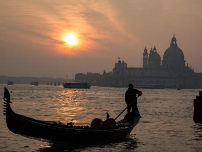 Gondel vor dem Dom in Venedig