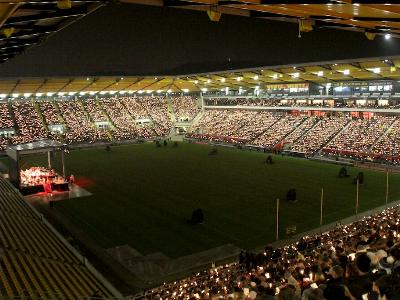 Kerzenmeer im Fußballstadion