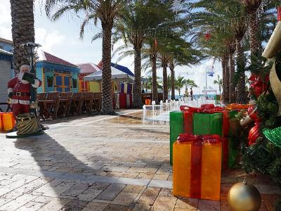 weihnachtlich geschmückte Strandpromenade im Sonnenschein