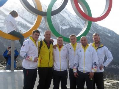 Gruppenbild vor den Olympischen Ringen