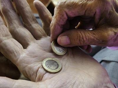 alte Hände zählen Euro-Münzen