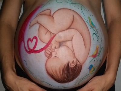 Bauch einer Schwangeren mit aufgemaltem Baby