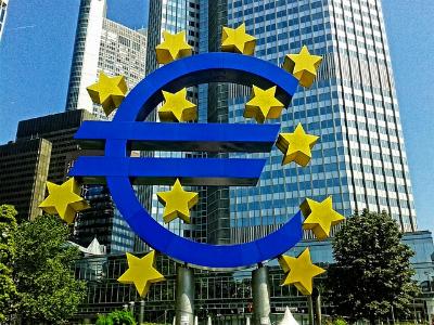 Büro-Wolkenkratzer mit Euro-Symbol